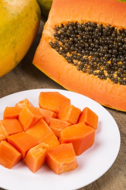 Taze sulu tropikal papaya mamao meyve tohumları ile Brezilya kesmek