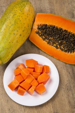 Taze sulu tropikal papaya mamao meyve tohumları ile Brezilya kesmek
