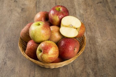 ahşap bir yüzey üzerinde kırmızı elmalar.