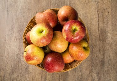 ahşap bir yüzey üzerinde kırmızı elmalar.