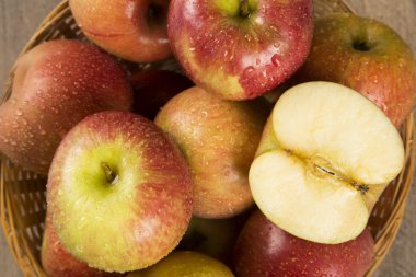 ahşap bir yüzey üzerinde kırmızı elmalar.