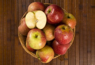 ahşap bir yüzey üzerinde kırmızı elmalar.