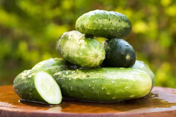 Pepino fresco en la mesa de madera . — Foto de Stock