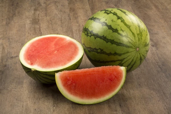 Skivor vattenmelon på träbord — Stockfoto