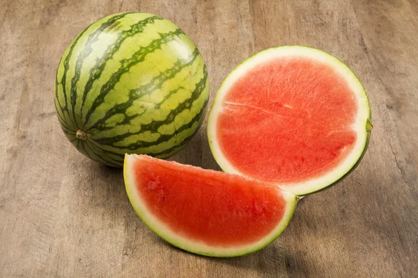 Skivor vattenmelon på träbord — Stockfoto