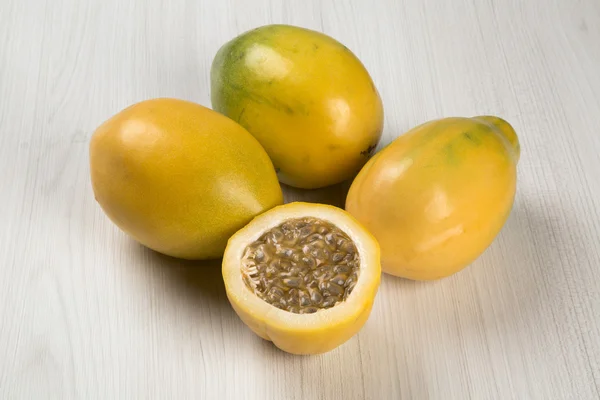 Primer plano de algunas frutas de la pasión sobre un fondo blanco . — Foto de Stock