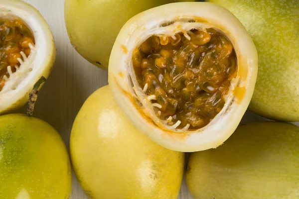 Primer plano de algunas frutas de la pasión sobre un fondo blanco . — Foto de Stock