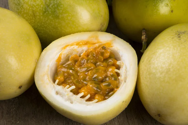 Primer plano de algunas frutas de la pasión sobre una superficie de madera vista desde — Foto de Stock