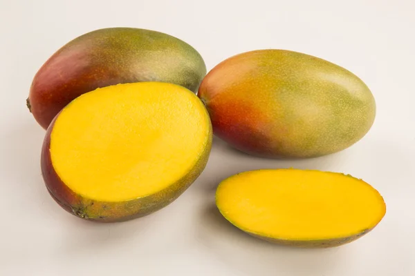 Mango på hvid baggrund. - Stock-foto