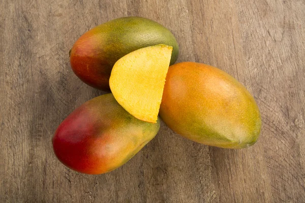 Mango sobre un fondo de madera . — Foto de Stock