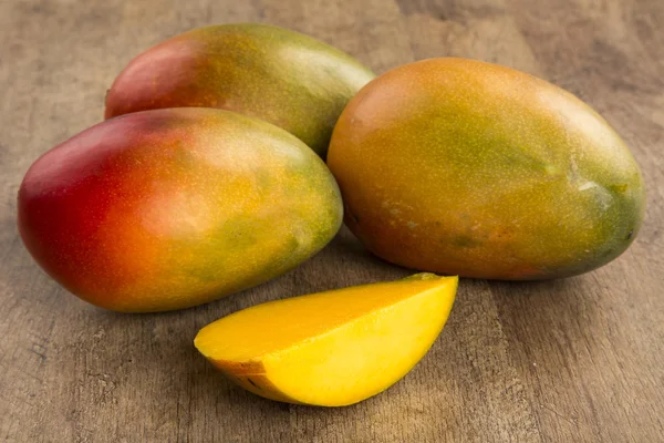 Mango sobre un fondo de madera . — Foto de Stock