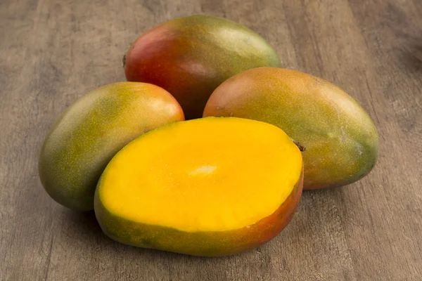 Mango sobre un fondo de madera . — Foto de Stock