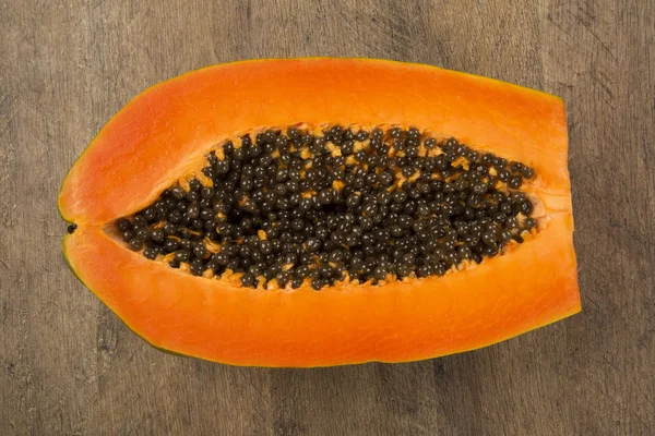 Fresco corte jugoso fruta tropical papaya mamao con semillas en Brasil — Foto de Stock