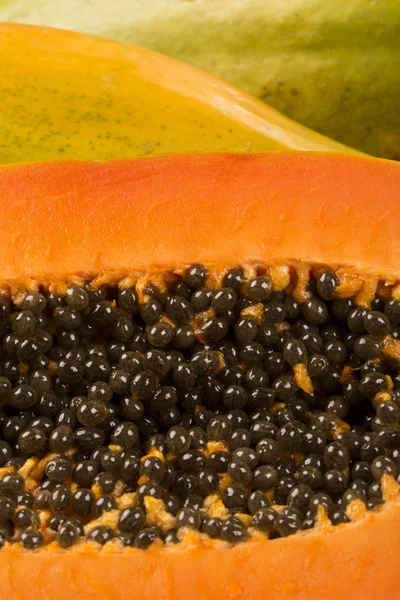 Fresco corte jugoso fruta tropical papaya mamao con semillas en Brasil — Foto de Stock
