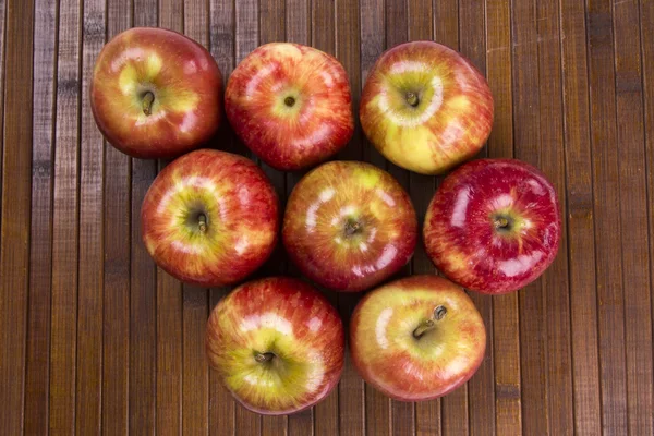 나무 표면에 빨간 사과. — 스톡 사진