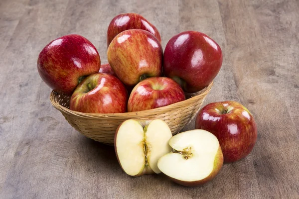 Красные яблоки на деревянной поверхности . — стоковое фото