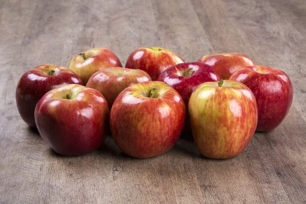 나무 표면에 빨간 사과. — 스톡 사진