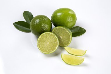 Taze narenciye limon nane ile beyaz arka plan üzerinde kapat. 