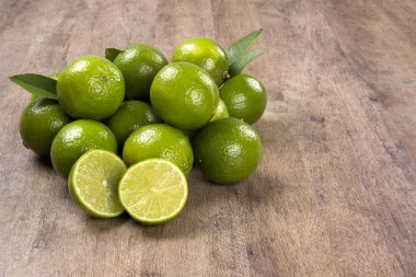 taze narenciye limon nane ile ahşap arka plan üzerinde kapat