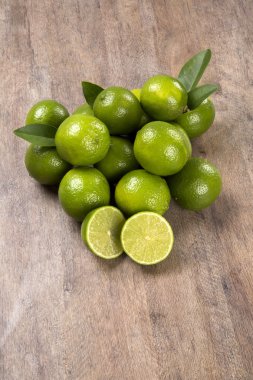 taze narenciye limon nane ile ahşap arka plan üzerinde kapat