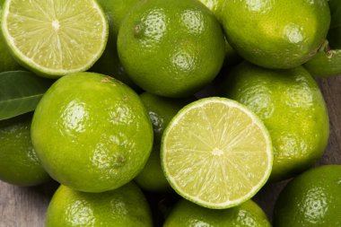 taze narenciye limon nane ile ahşap arka plan üzerinde kapat