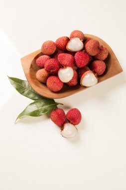 Beyaz arka planda taze lychees.