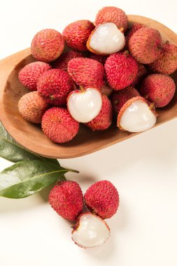 Beyaz arka planda taze lychees.