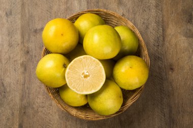 Sepet içinde bazı portakal bir ahşap yüzeye yakın çekim