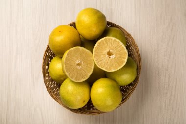 Sepet içinde bazı portakal bir ahşap yüzeye yakın çekim