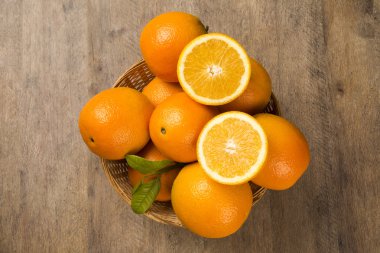 Sepet içinde bazı portakal bir ahşap yüzeye yakın çekim