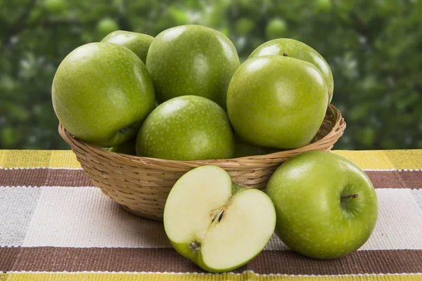 木製のテーブルにいくつかの緑のリンゴ — ストック写真