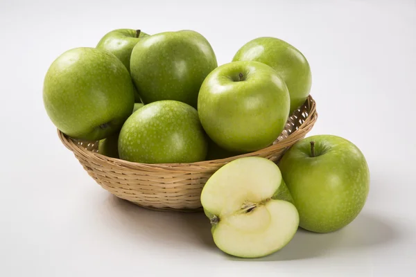 Néhány zöld alma, fehér alapon — Stock Fotó