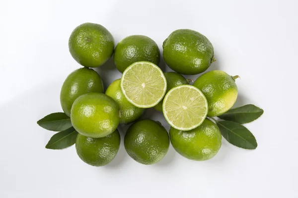 Limão cítrico fresco com hortelã close-up no fundo branco . — Fotografia de Stock