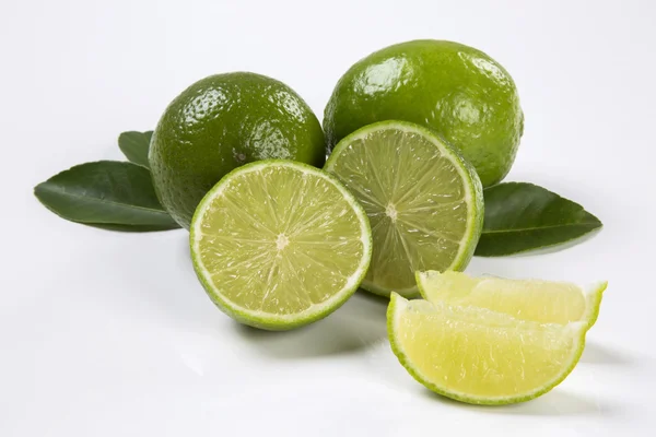 Färsk citrus lime med mynta på nära håll på vit bakgrund. — Stockfoto