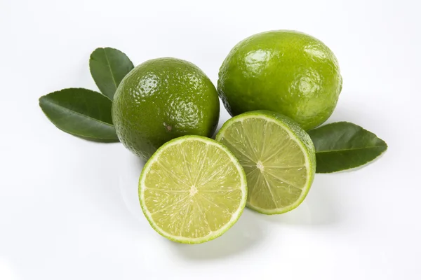 Verse citrusvruchten kalk met munt close-up op witte achtergrond. — Stockfoto