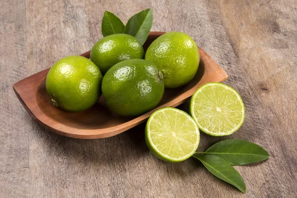 taze narenciye limon nane ile ahşap arka plan üzerinde kapat