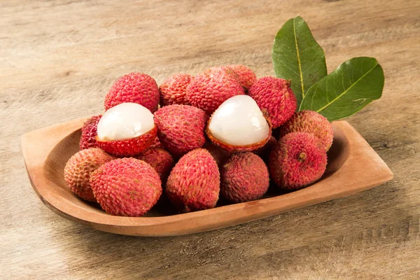 Verse lychees op houten oppervlak. — Stockfoto