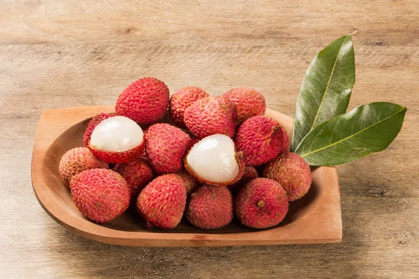 Verse lychees op houten oppervlak. — Stockfoto