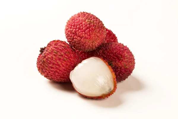 Verse lychees op witte achtergrond. — Stockfoto