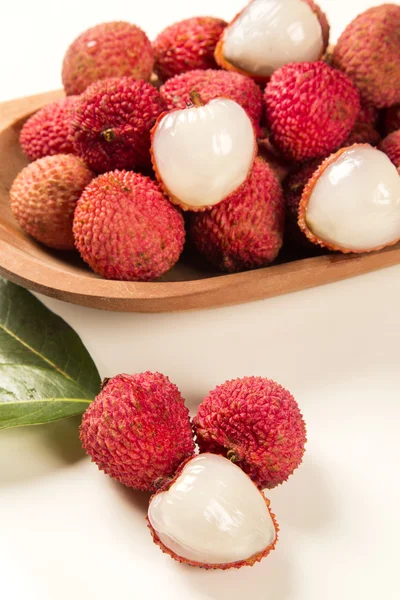 Verse lychees op witte achtergrond. — Stockfoto