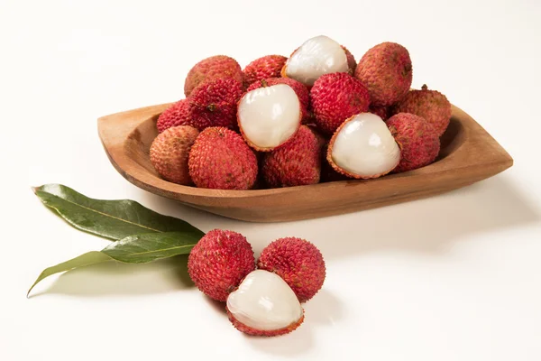 Verse lychees op witte achtergrond. — Stockfoto