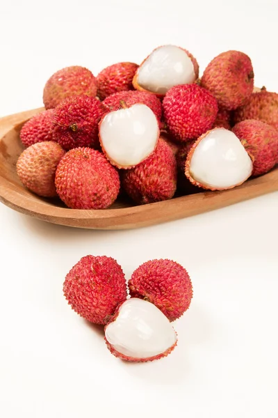 Verse lychees op witte achtergrond. — Stockfoto