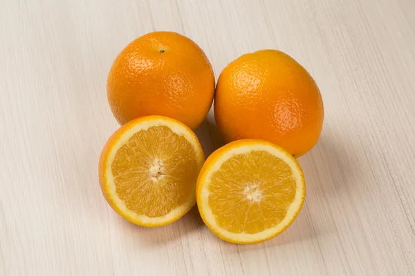 Primer plano de algunas naranjas en una canasta sobre un fondo blanco . — Foto de Stock