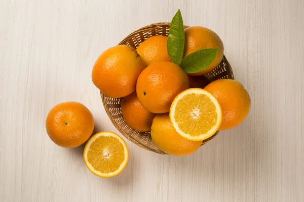Zavřít některé pomeranče v košíku na bílém pozadí. — Stock fotografie
