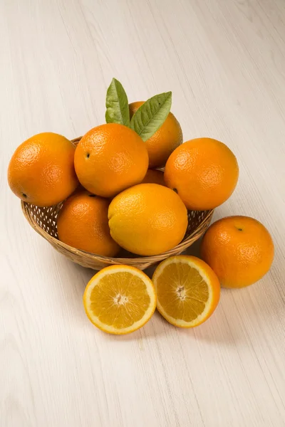 Close up van sommige sinaasappelen in een mand op een witte achtergrond. — Stockfoto