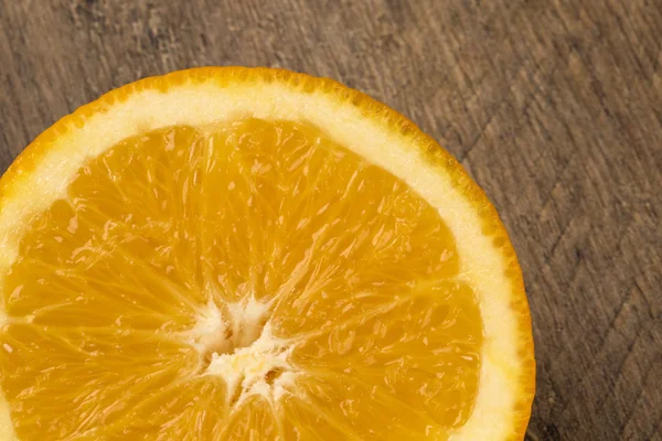 木製の表面の上半分のオレンジ. — ストック写真