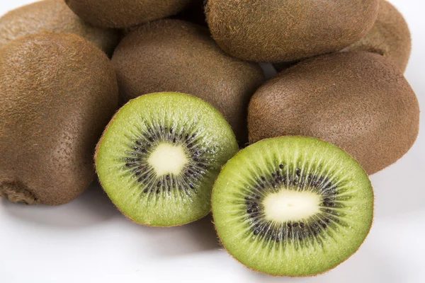 Sommige kiwi's op een witte achtergrond. — Stockfoto