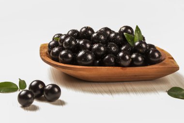 Berry jaboticaba in kom op houten tafel
