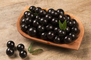 Berry jaboticaba in kom op houten tafel