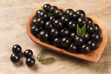 Berry jaboticaba in kom op houten tafel
